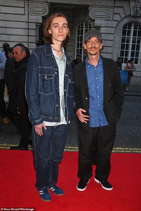 mackenzie crook weight loss|Mackenzie Crook, 52, is dwarfed by。